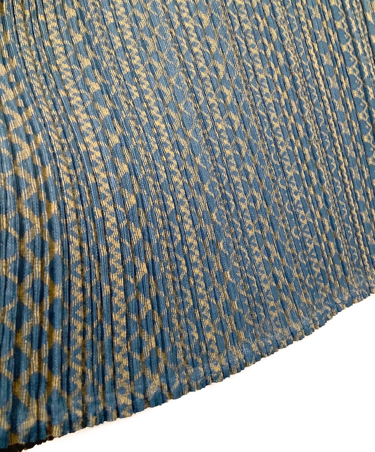 褶请带有全面图案的百褶连衣裙