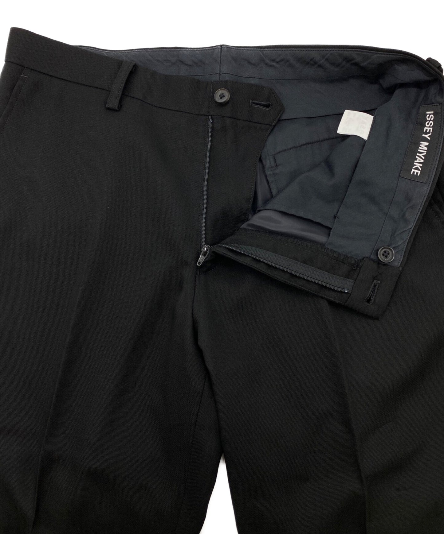 설치로 착용 할 수있는 Issey Miyake 슈트