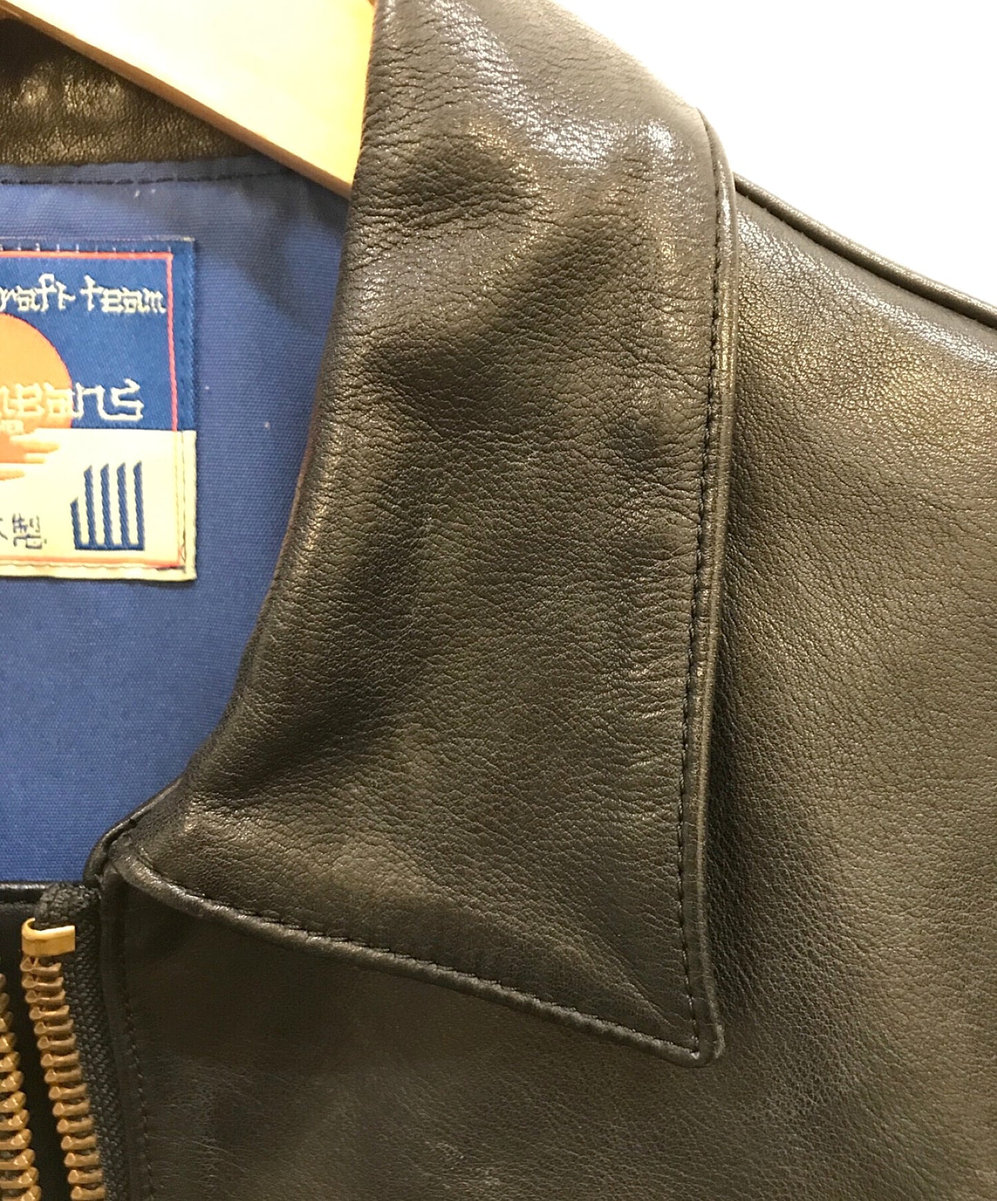 검은 색은 소 가죽 자켓 945-66TJ09-5를 의미합니다