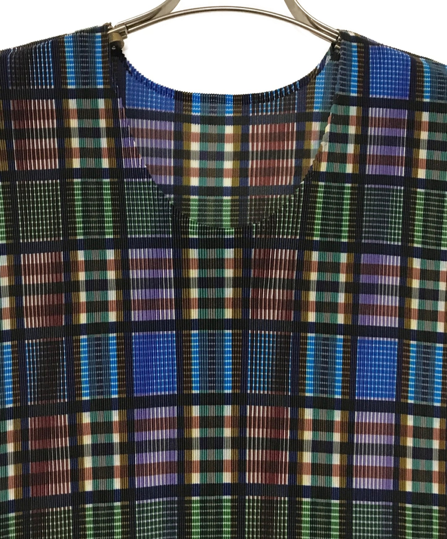 주름은 저지 천 PP23FK333으로 만든 옷을 제발하십시오