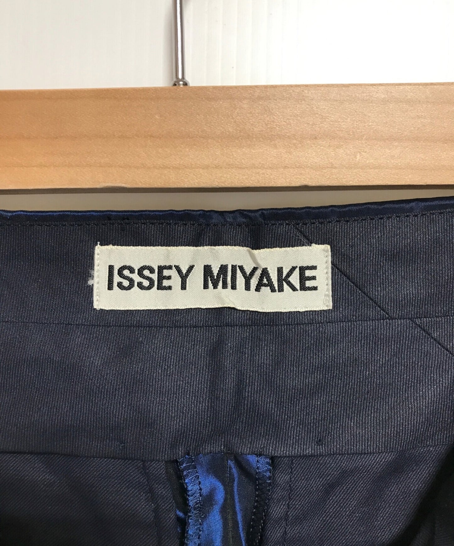 Issey Miyake 새틴 턱 바지 IM11-FF025