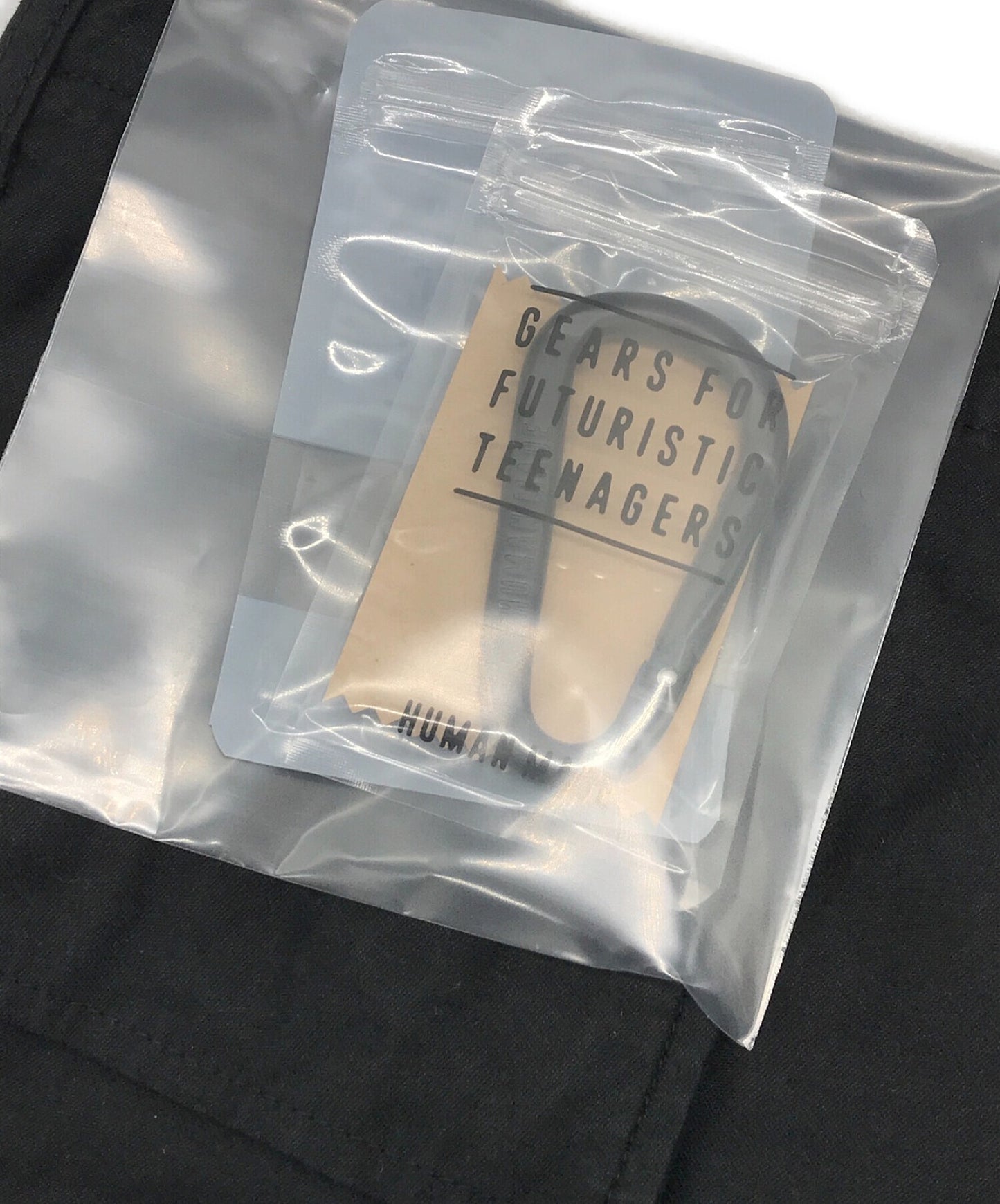 人工製造的貨物褲與登山扣