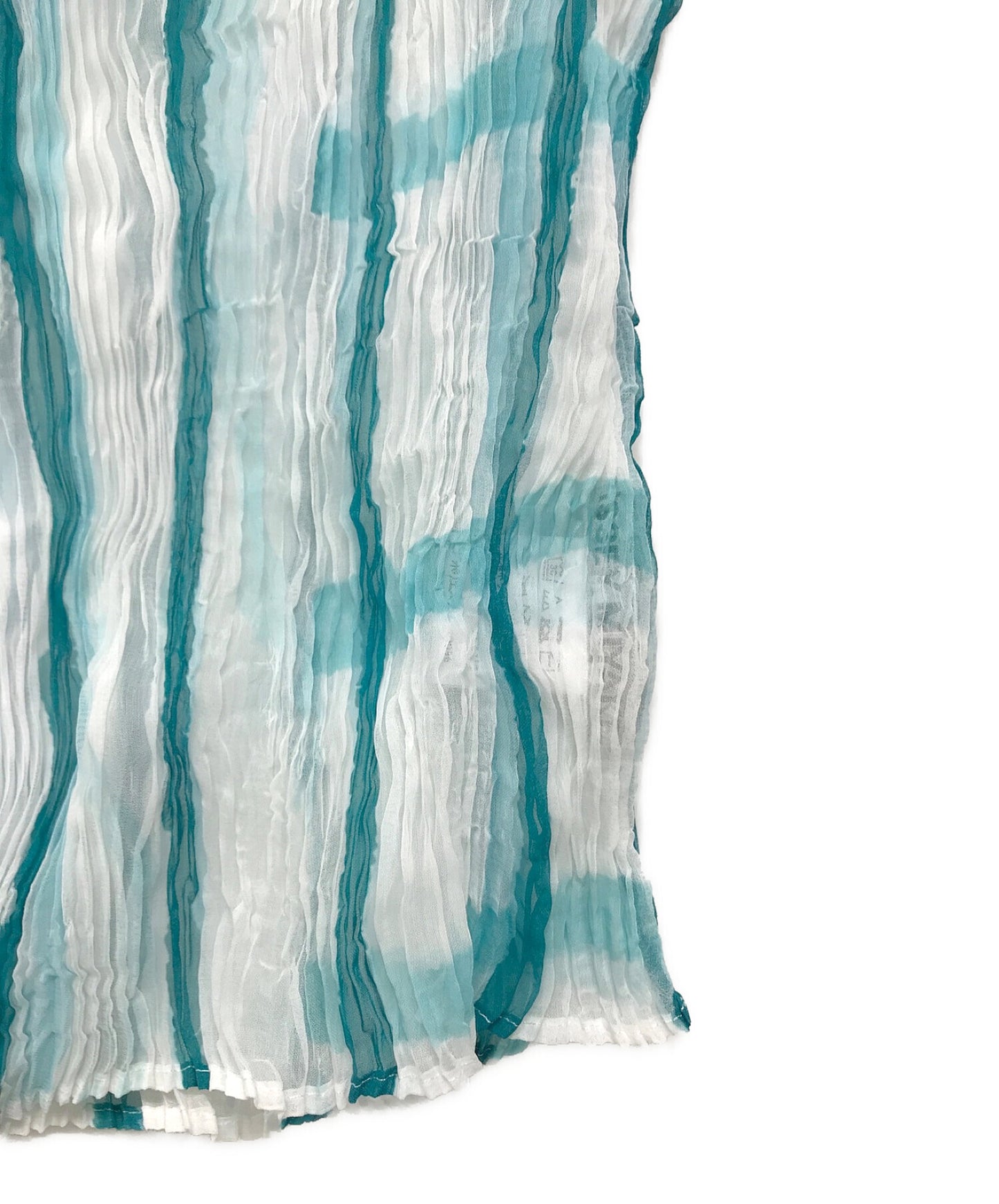 Issey Miyake는 High Neck Cut을 주름지고 IM12FJ638을 꿰매 었습니다