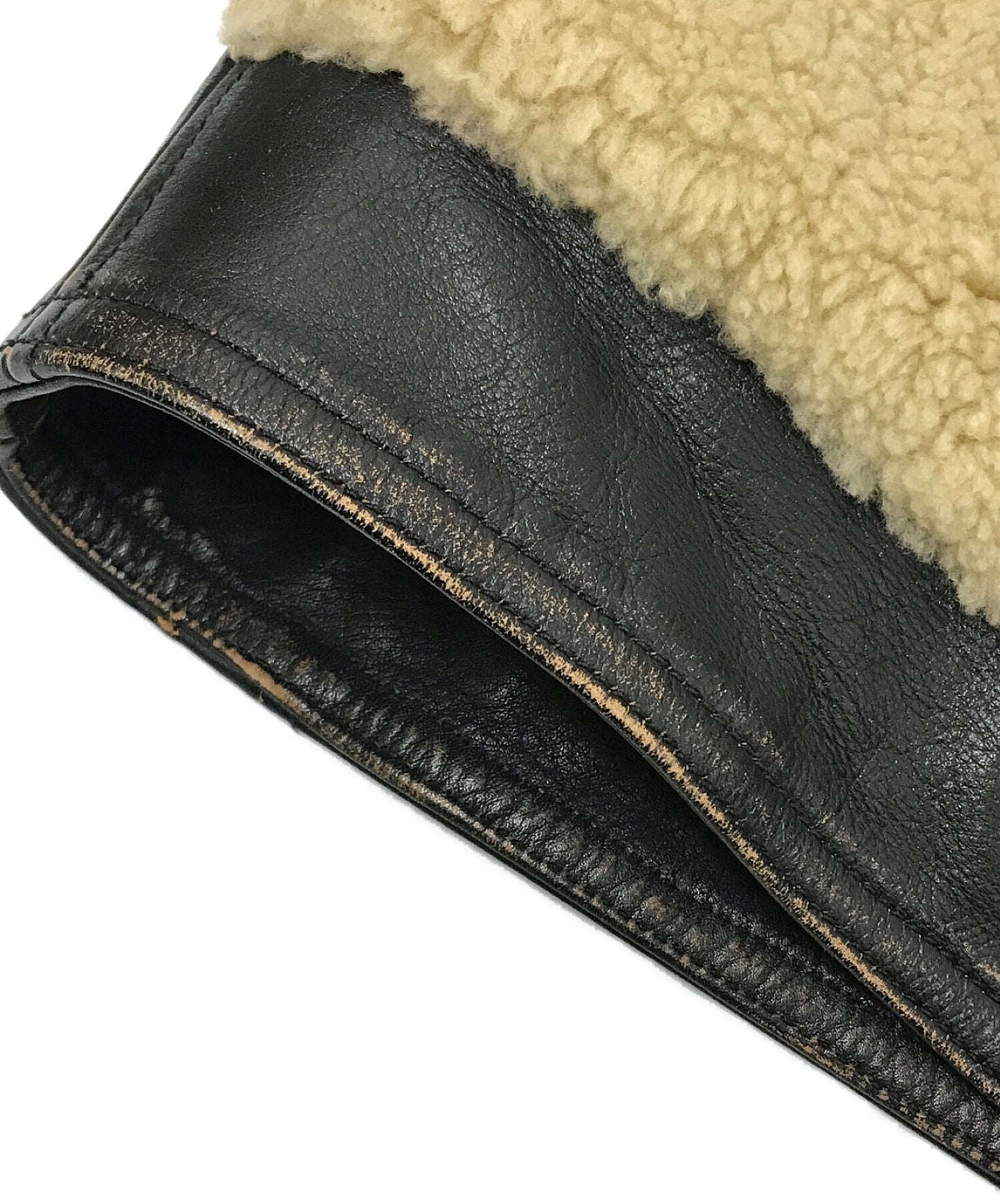 인간은 Mouton Grizzly 재킷 손상된 컷 아웃 보아를 만들었습니다