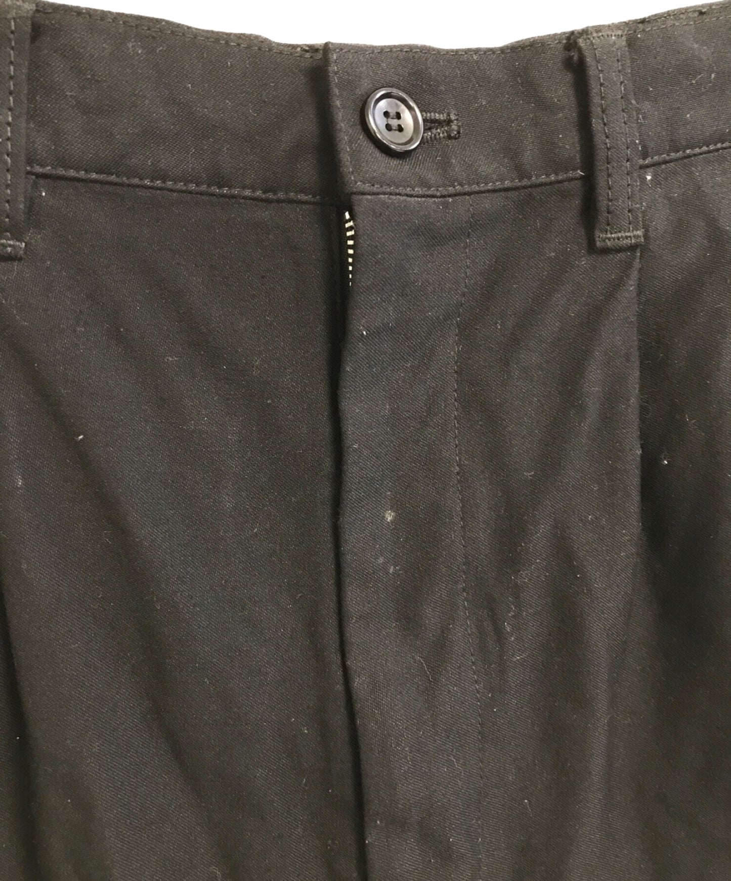 Comme des Garcons Homme 바지는 다른 재료를 가지고 있습니다