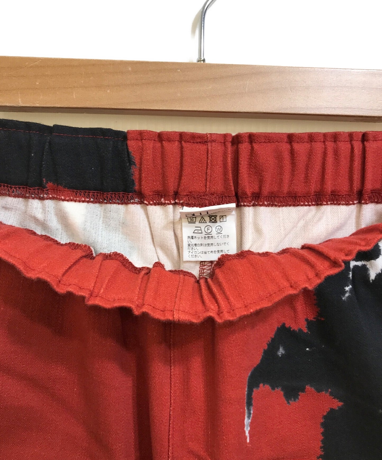 Me Issey Miyake는 넓은 바지를 자릅니다