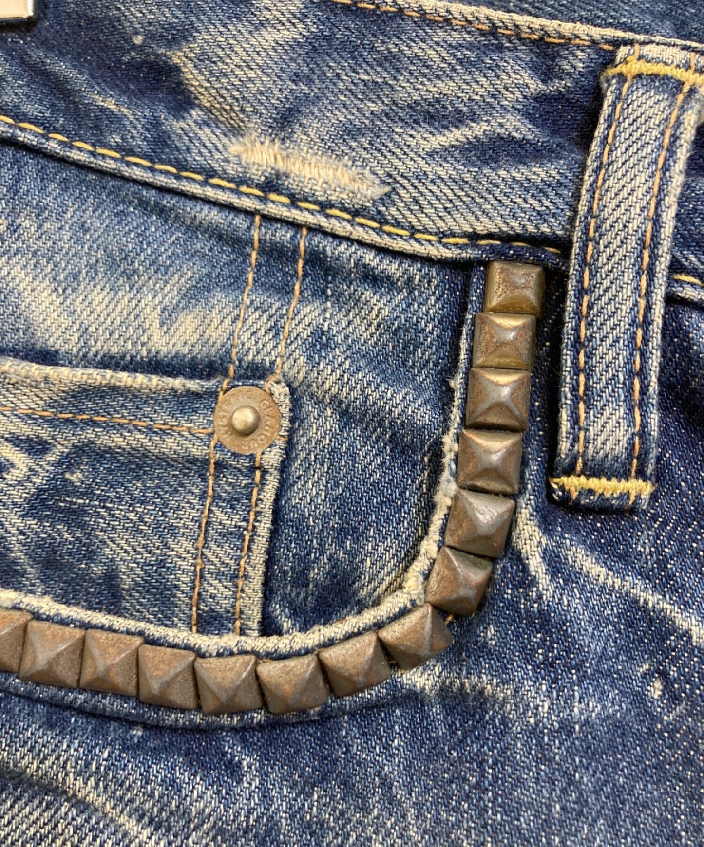 歇斯底里的魅力钉牛仔裤