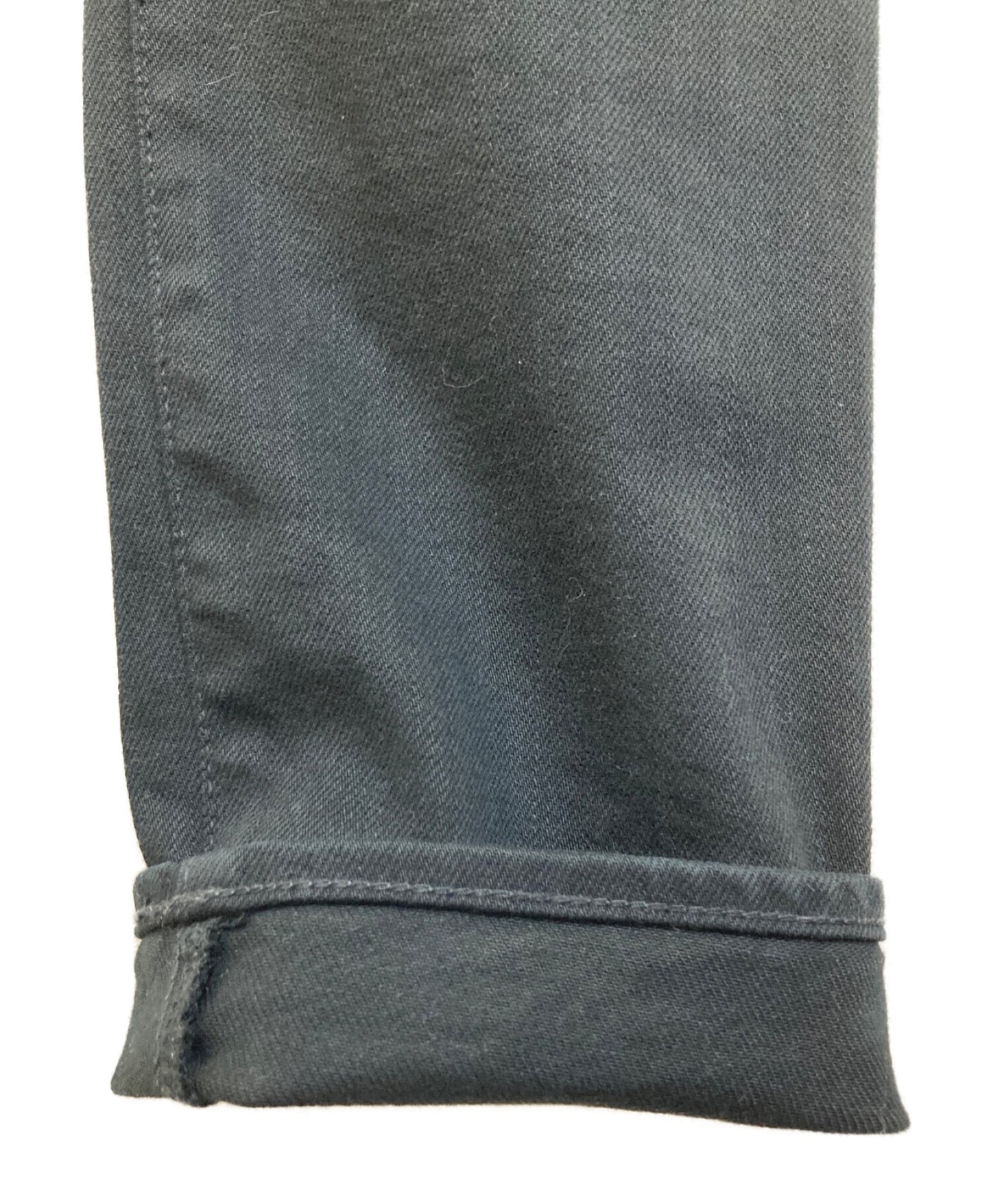 กางเกง studded ผอมที่มีความเย้ายวนใจ