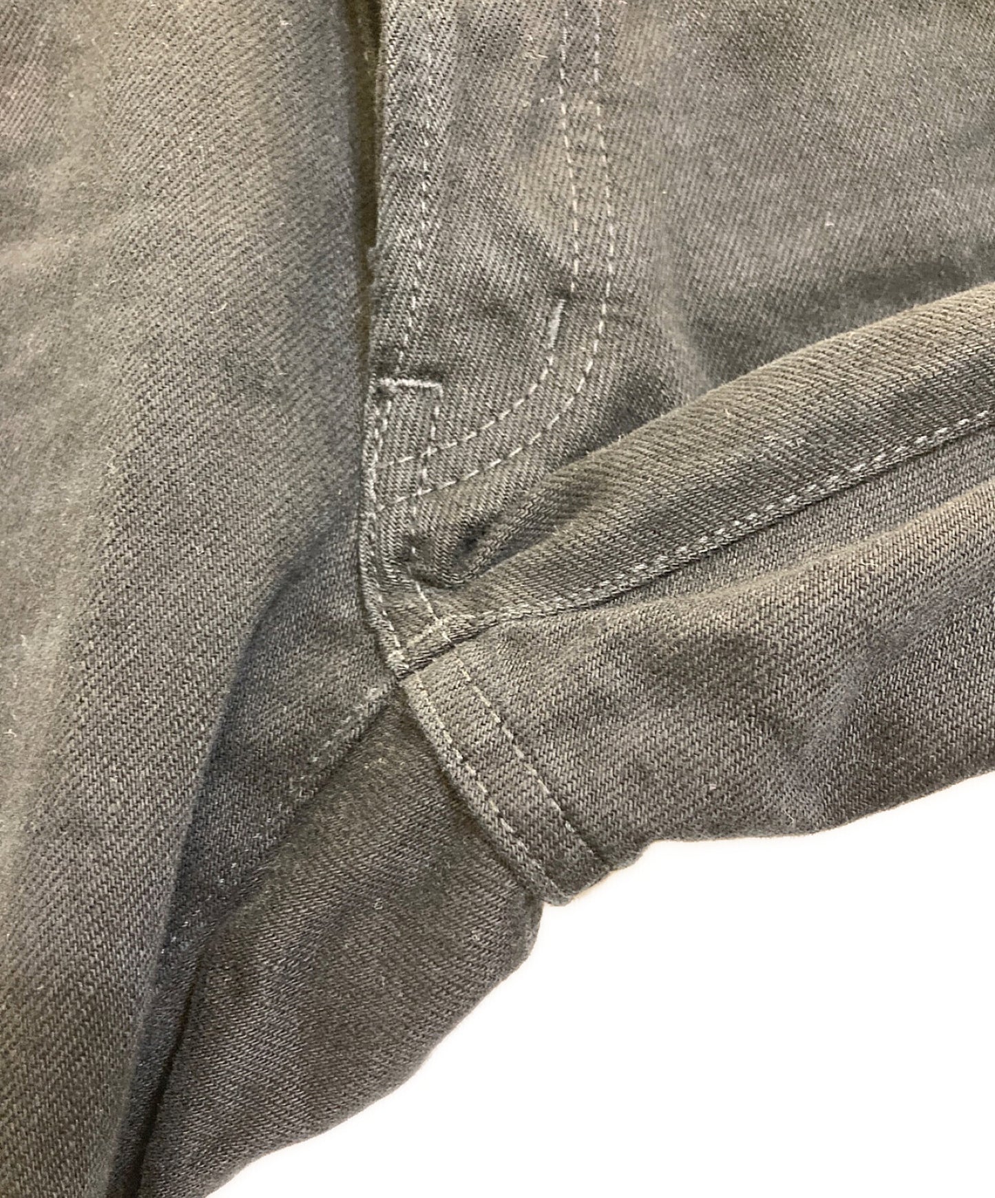 กางเกง studded ผอมที่มีความเย้ายวนใจ