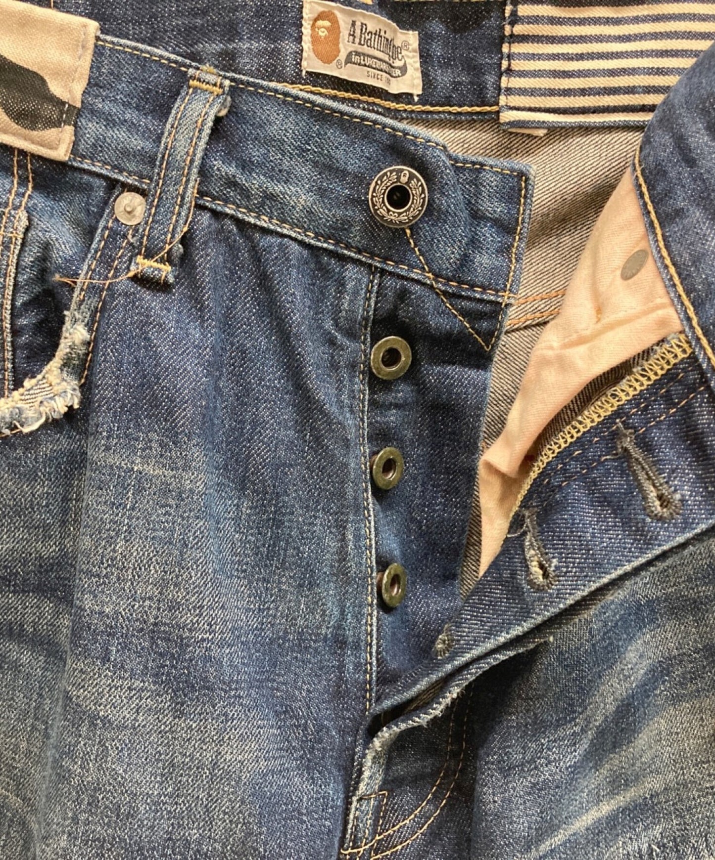 목욕 원숭이가 손상된 데님 바지