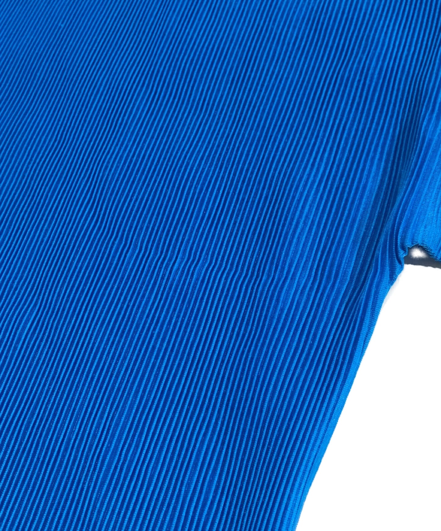 褶请高颈切割和缝制