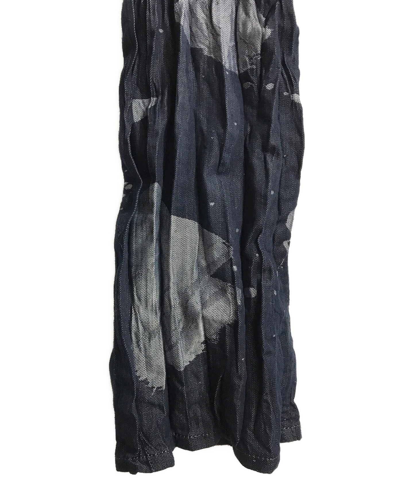 Issey Miyake 남자는 주름진 데님 ME51FF095를 그렸습니다