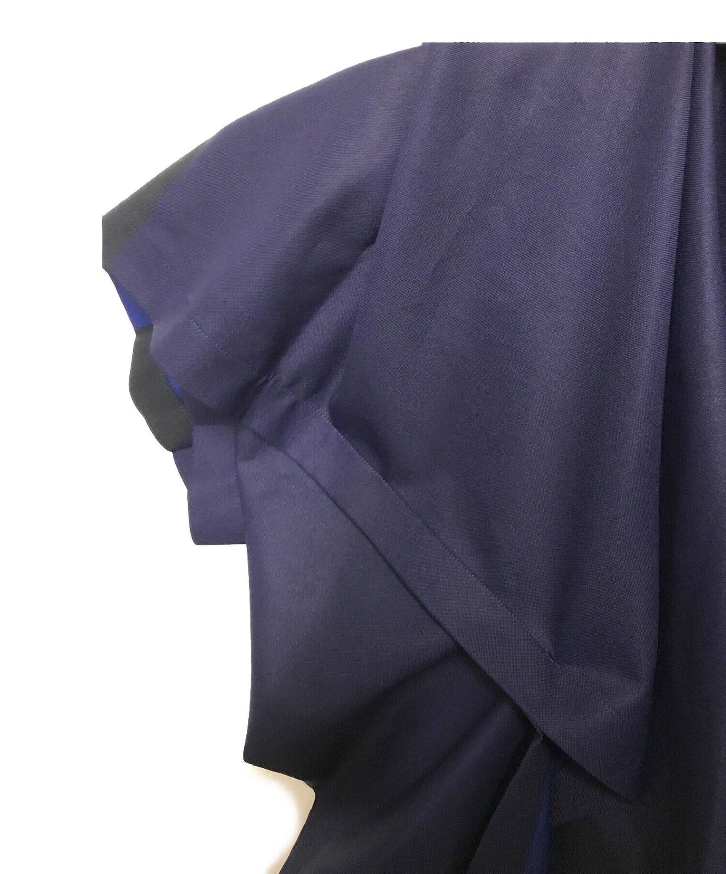 Issey Miyake는 비대칭 절단 및 바느질 IL73FH823을 층화했습니다