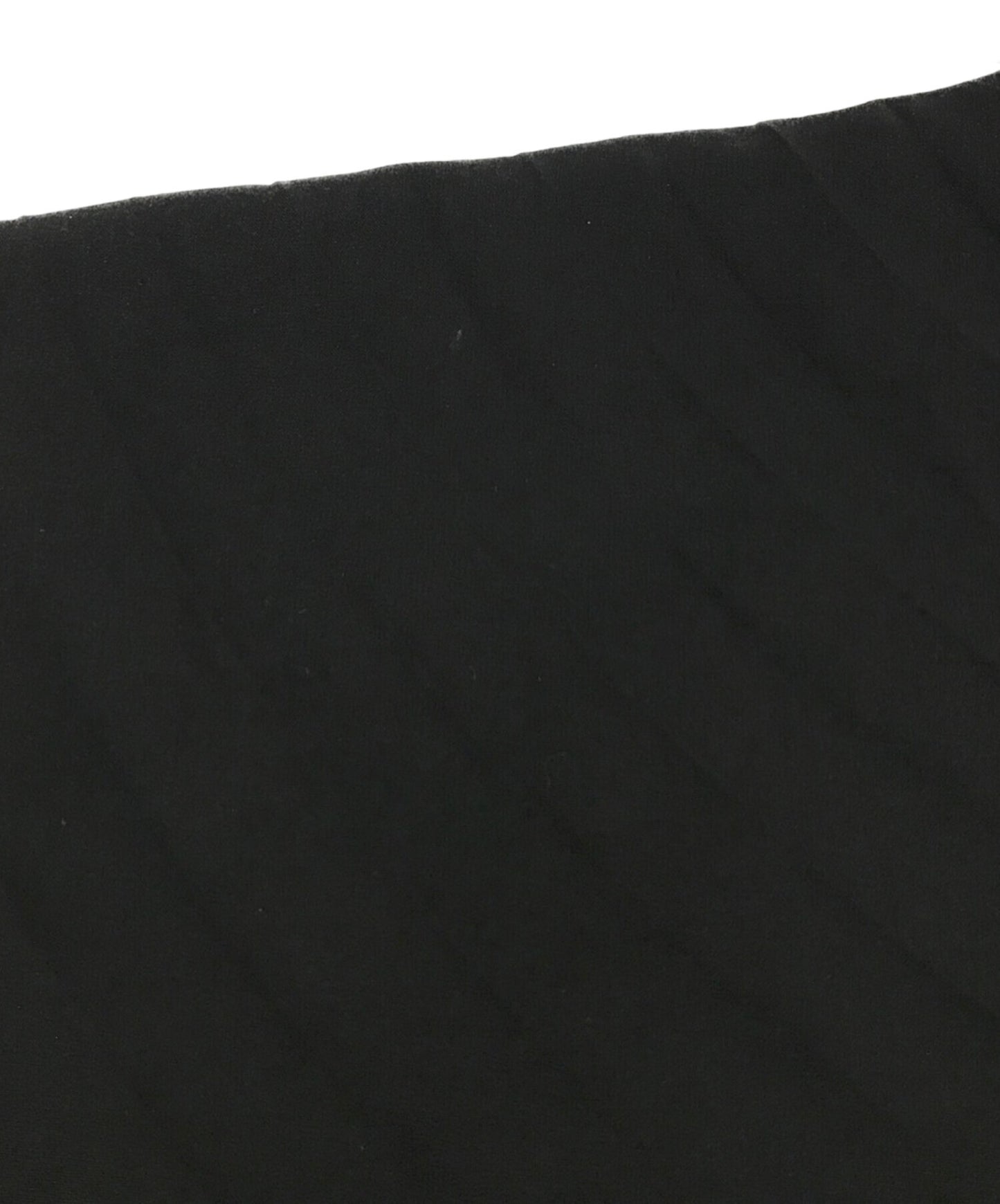 Me Issey Miyake는 넓은 블라우스를 주었다