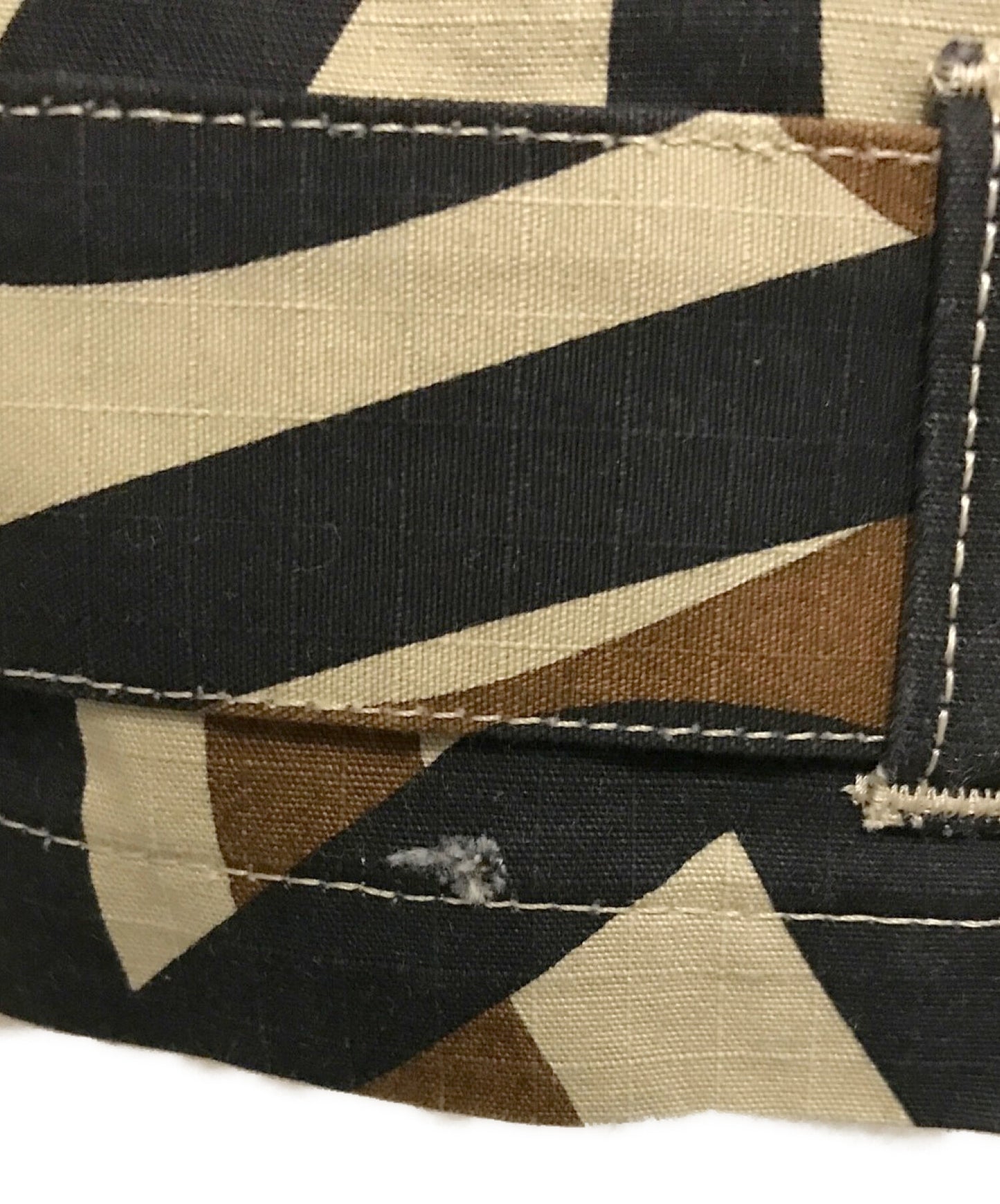 หมายเลข (n) กางเกงขายาวของผู้หญิงที่รัดแน่นด้วยเน็คไทยืดหยุ่นหรือเสมอกัน