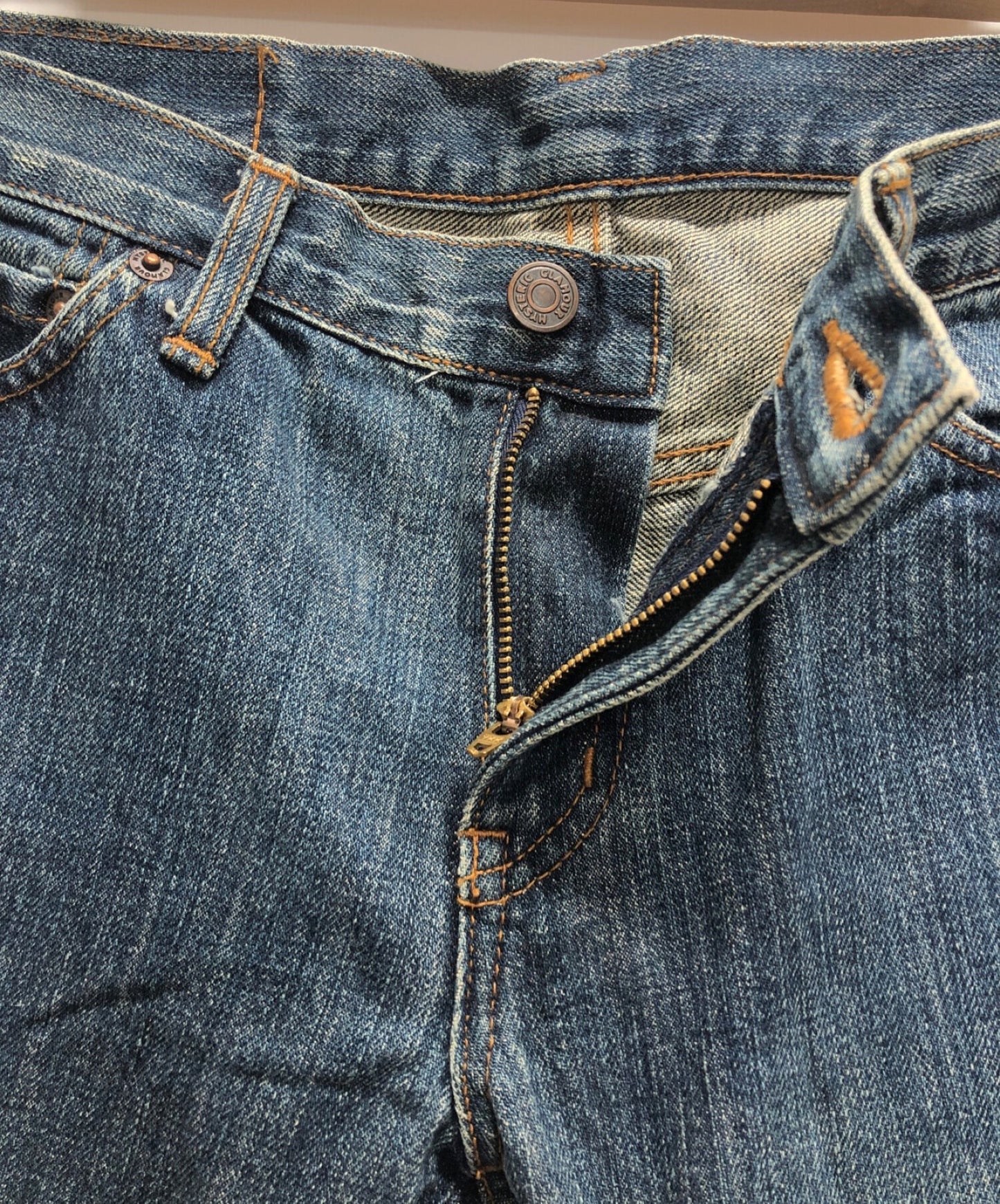 歇斯底里的魅力重建牛仔裤