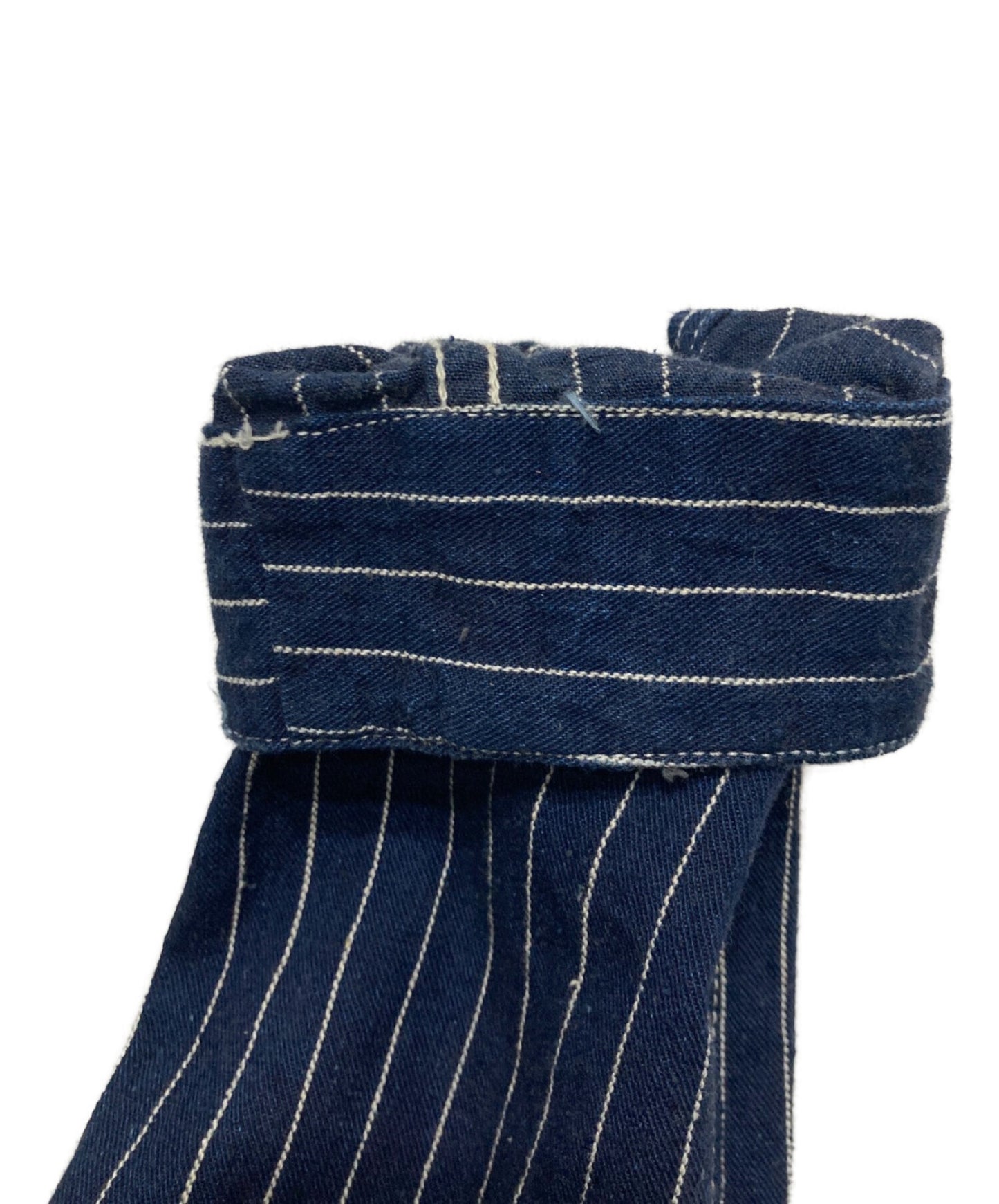 인간은 카레 업 상점 코트를 만들었습니다