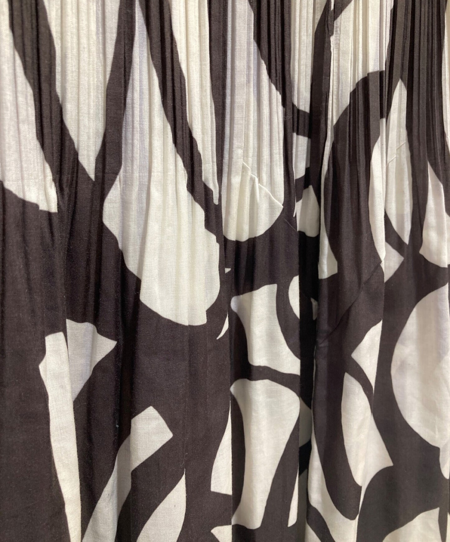 Issey Miyake Issey Miyake는 긴 치마 IM32FG233을 주름했습니다