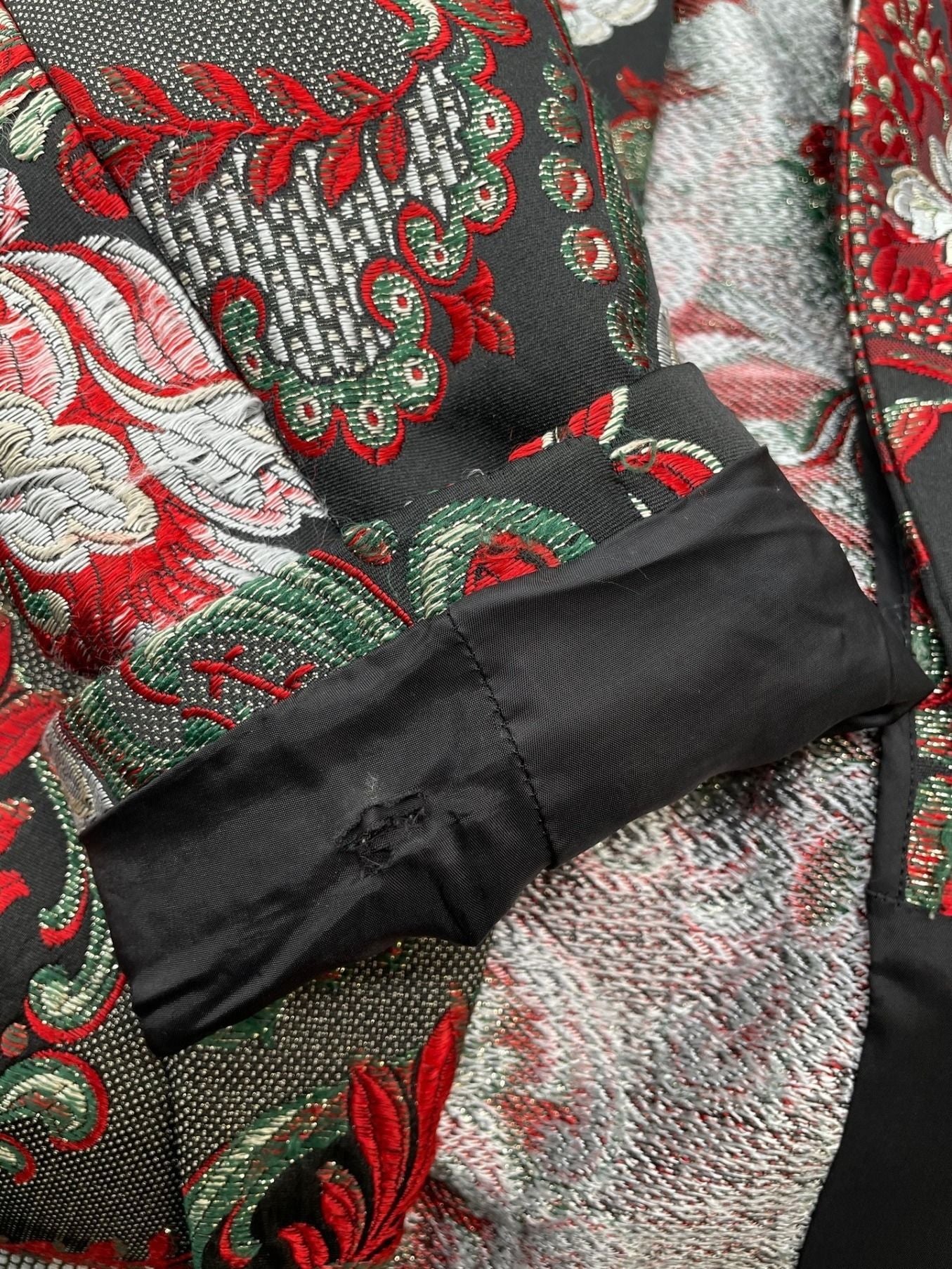 Comme des Garcons Homme Plus 어두운 자수에서 아름다움을 찾아