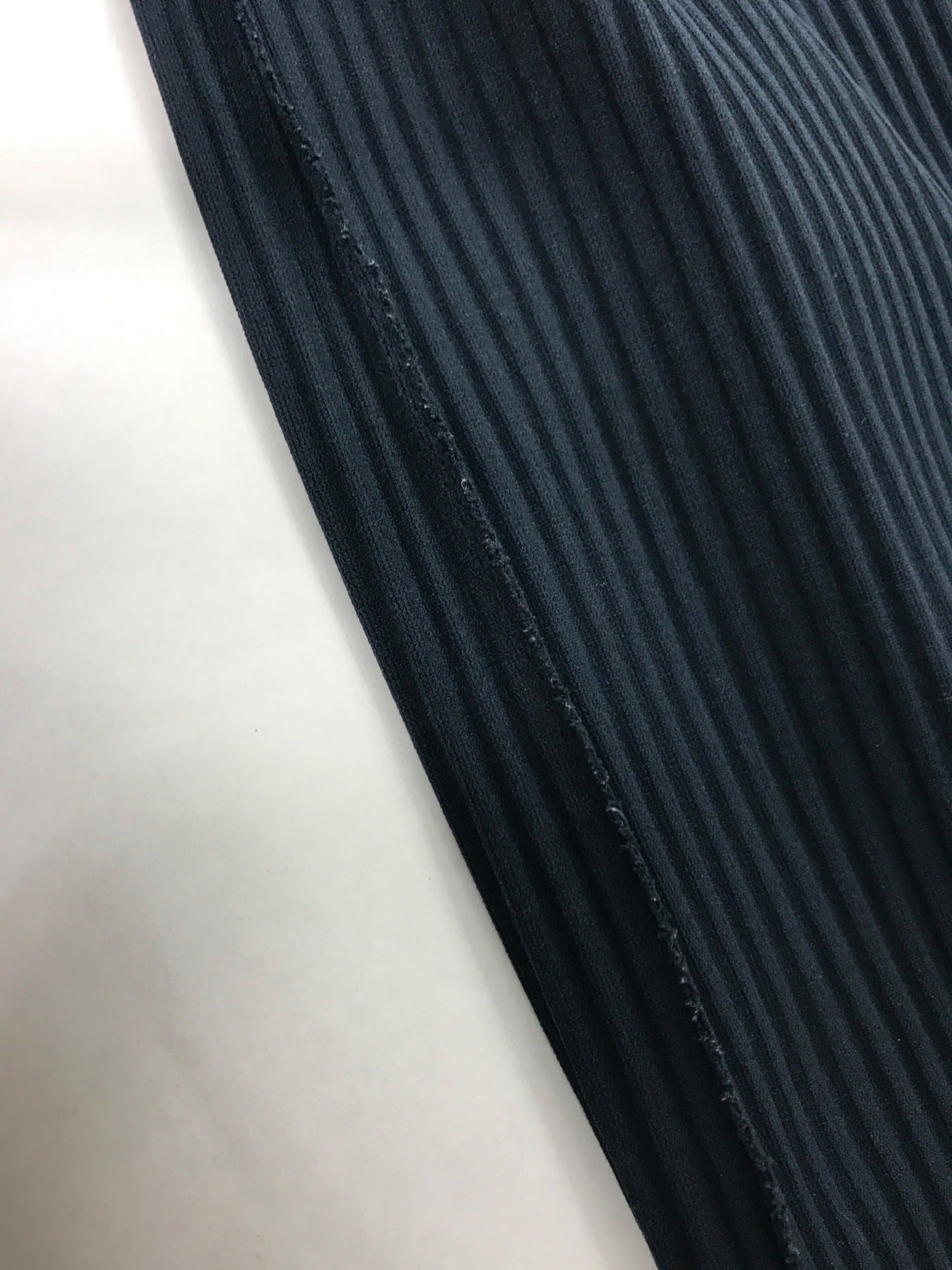 Me Issey Miyake는 넓은 바지 Mi92KF414를 주름했다