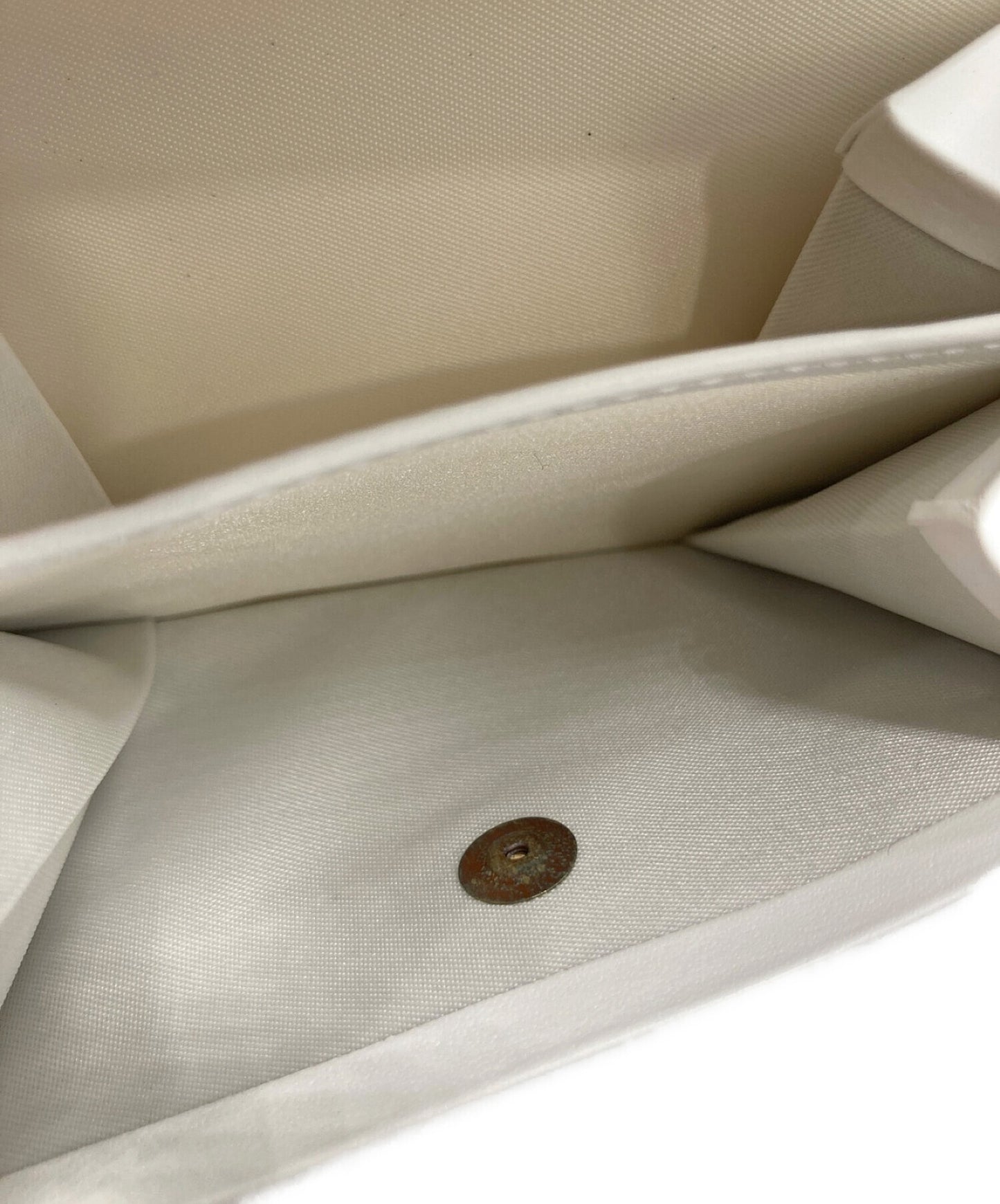 3 배 지갑 UCU4CO1을 비밀리에 올리십시오