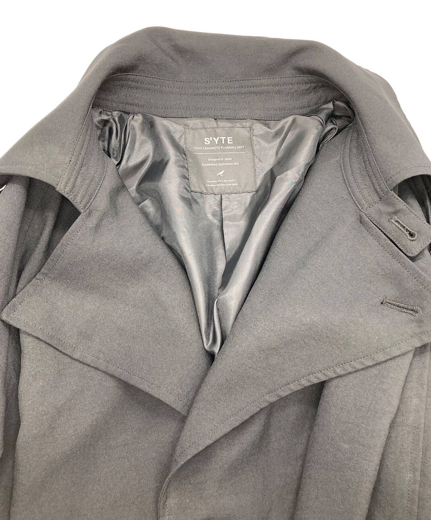 [Pre-owned] s'yte SHIWANOARU POLYESTER STRETCH TWILL BIG TRENCH CARGO POCKET COAT UV-C42-904