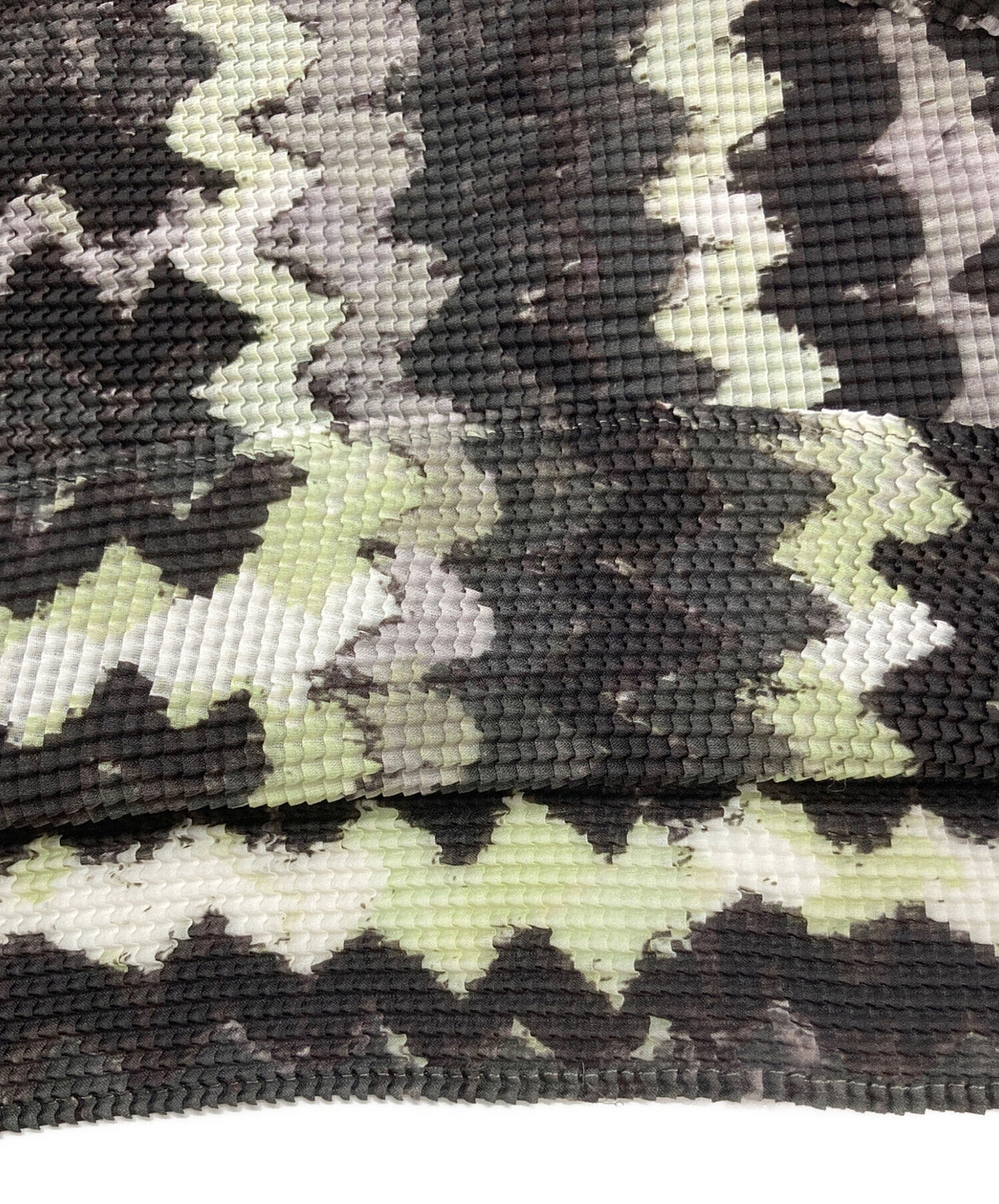 [Pre-owned] me ISSEY MIYAKE Printed Pleated Blouse MI43FJ441