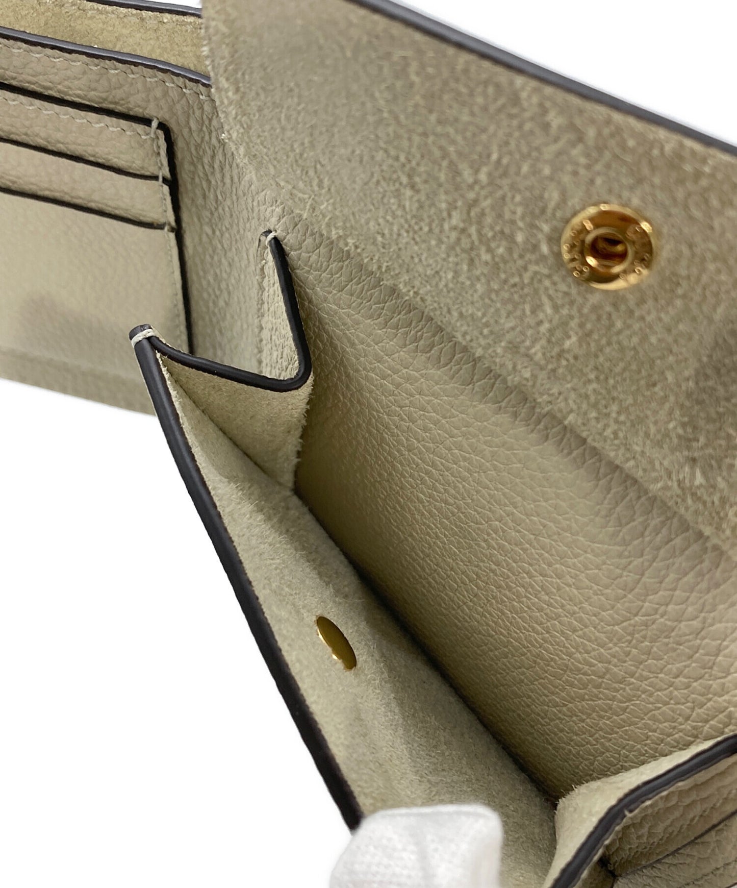 [Pre-owned] GUCCI Bifold wallet with embossed logo 658681