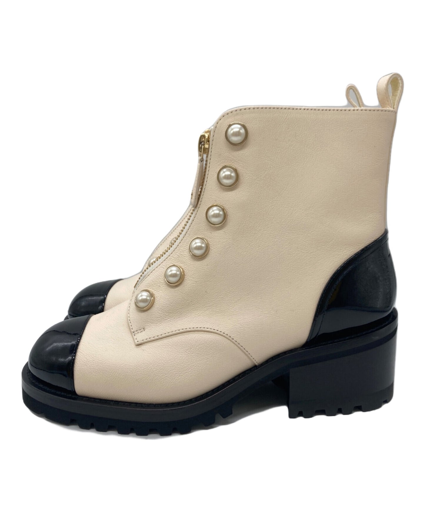 [Pre-owned] CHANEL Coco mark leather and patent short boots G45183