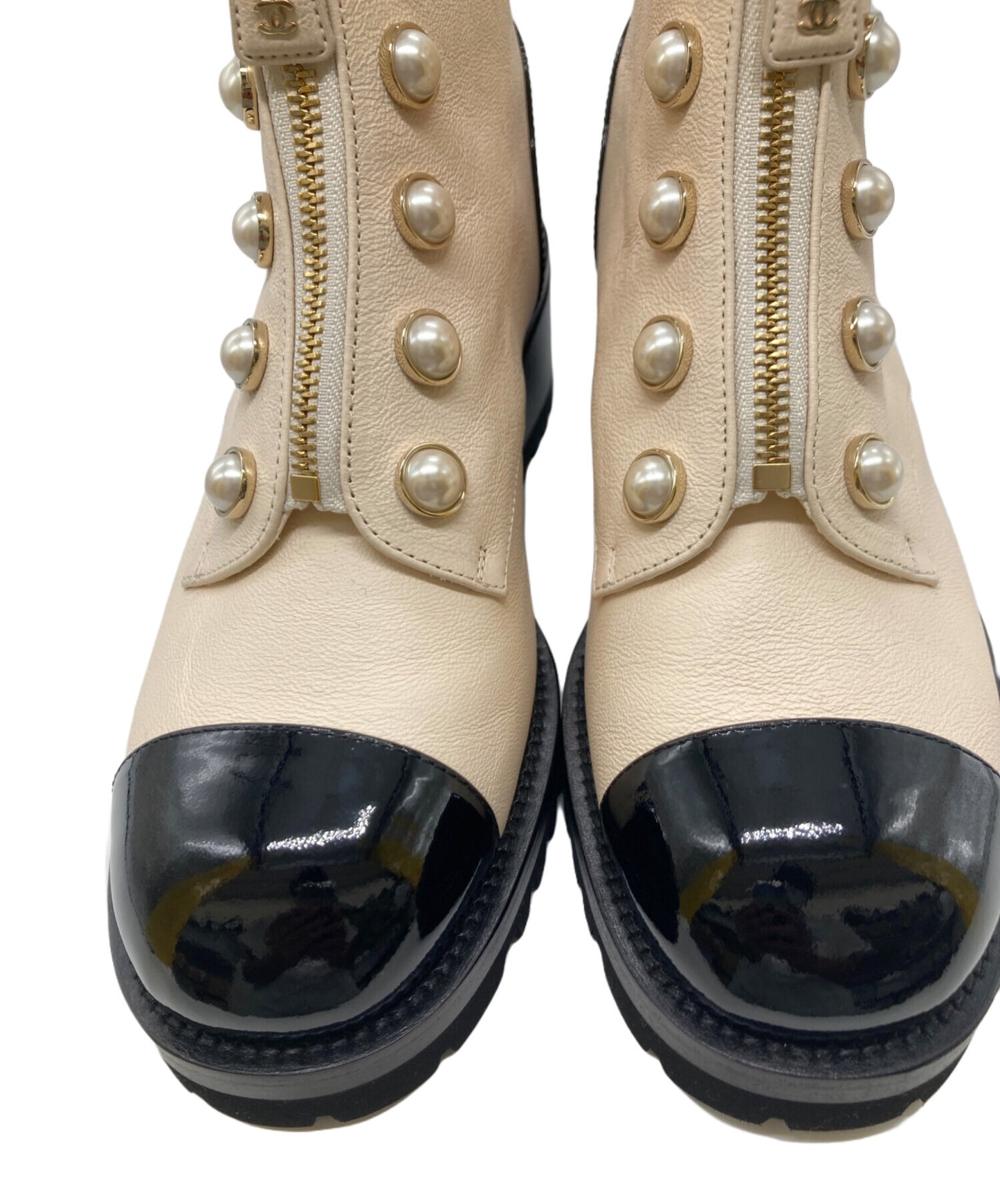 [Pre-owned] CHANEL Coco mark leather and patent short boots G45183