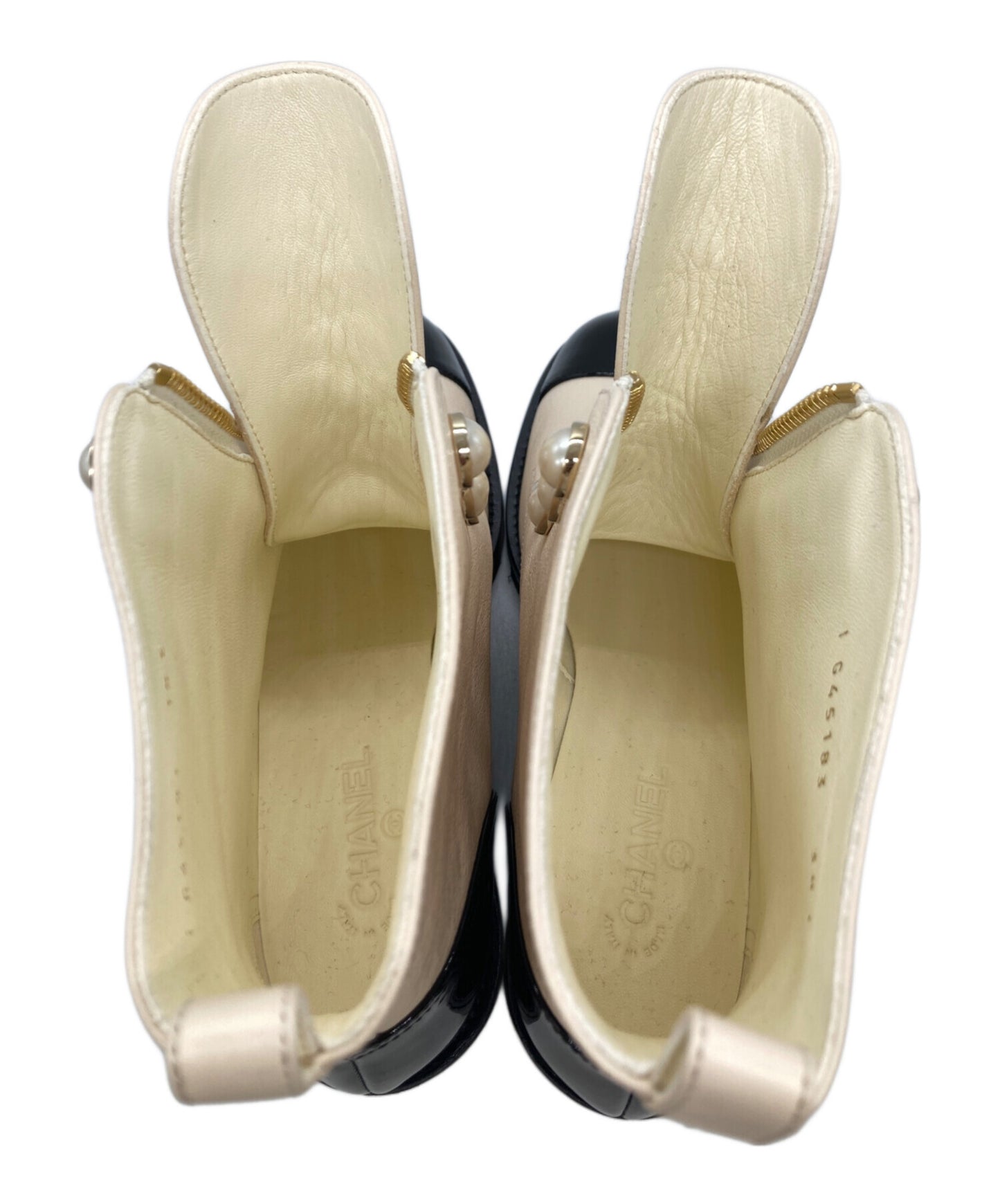 [Pre-owned] CHANEL Coco mark leather and patent short boots G45183