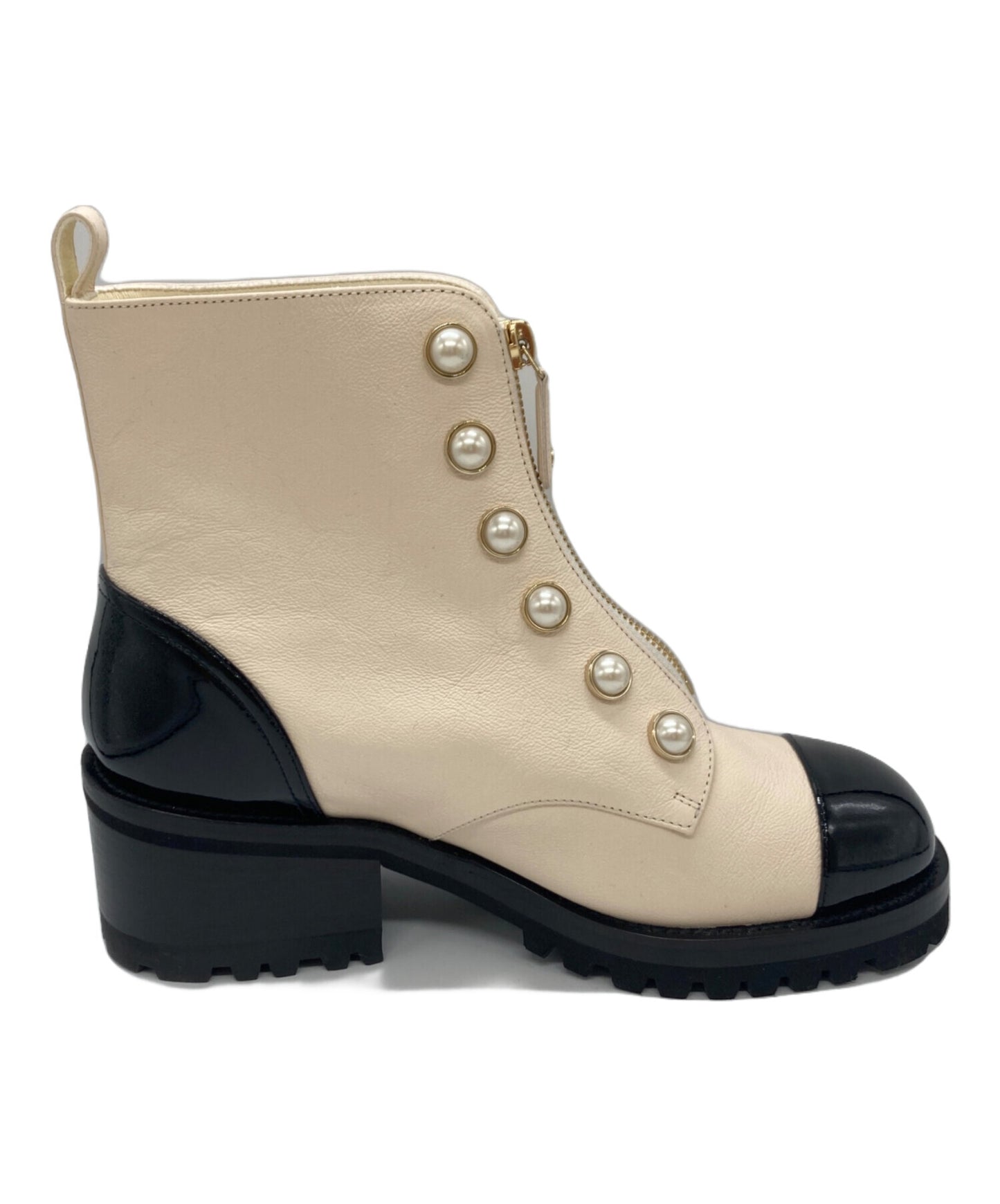 [Pre-owned] CHANEL Coco mark leather and patent short boots G45183