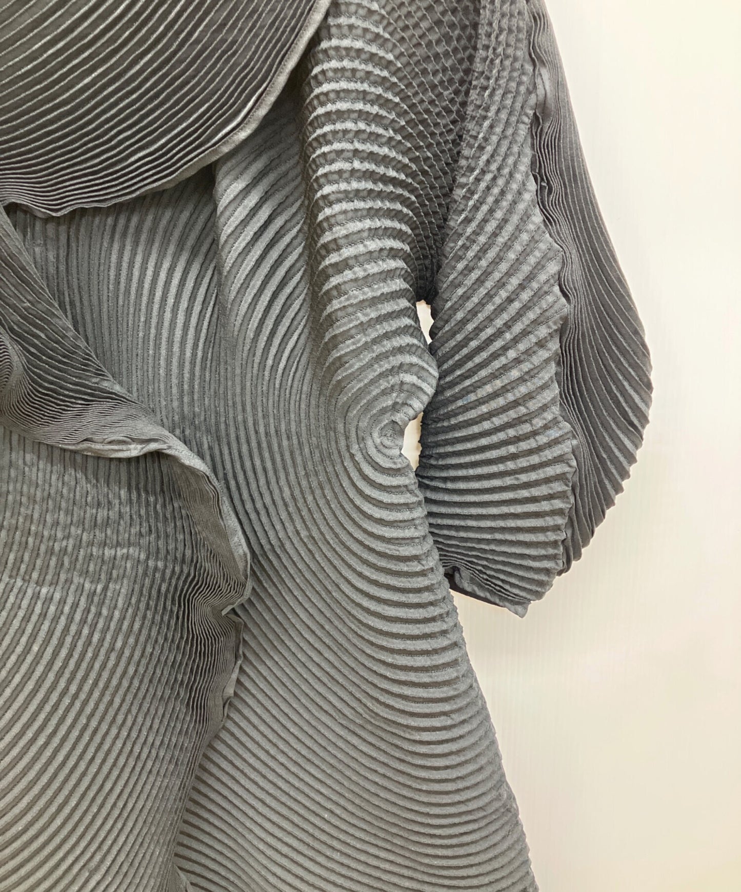 [Pre-owned] ISSEY MIYAKE Pleated Design Steam Stretch Coat IM44FA506