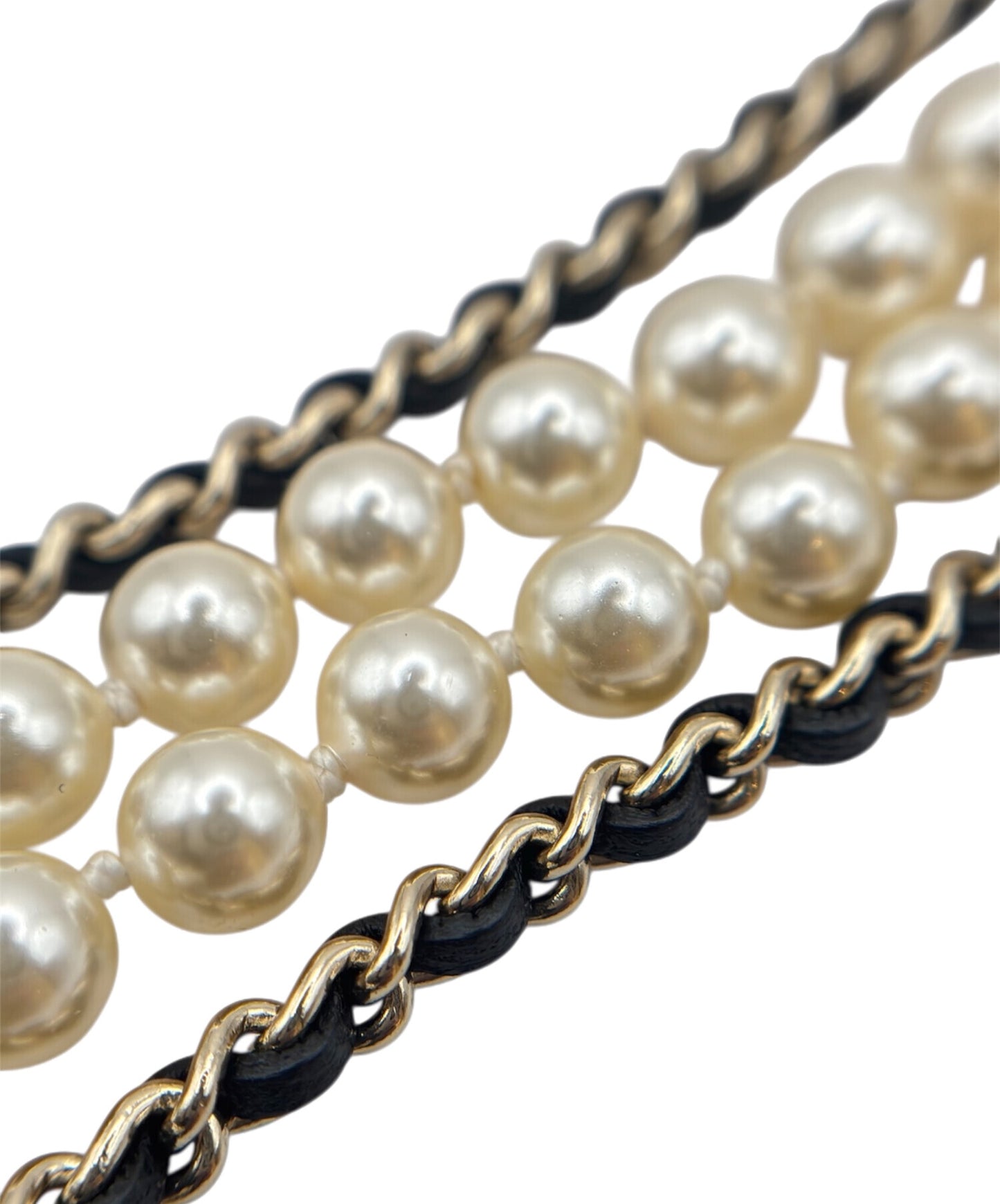 [Pre-owned] CHANEL Matelasse bag motif, fake pearl, long Necklace Accessories White Silver Matelasse bag motif fake pearl necklace / pearl necklace / costume jewelry