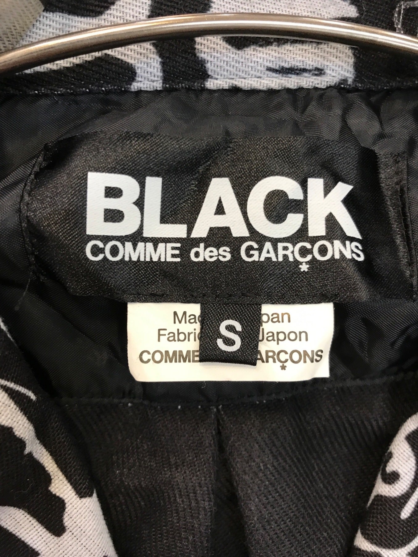 黑色COMME DES GARCONS长夹克，带有全面油漆图案1d-J013