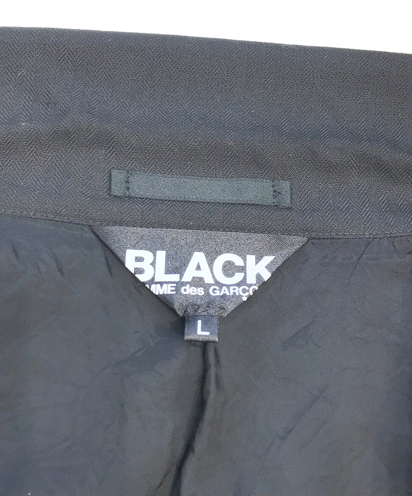 홀 디자인 1C-J011과 함께 Black Comme Des Garcons 테일러드 재킷