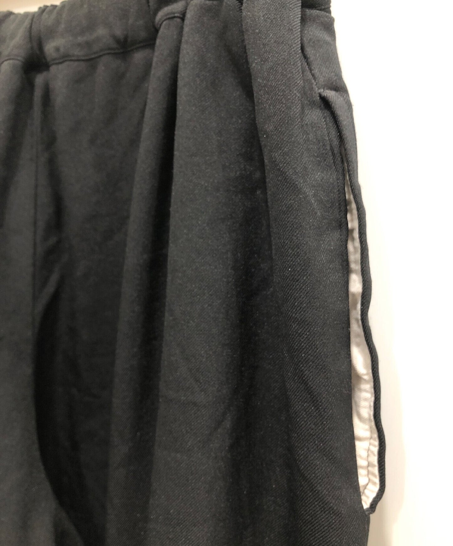 黑色COMME DES GARCONS修饰受损的宽裤1A-P001